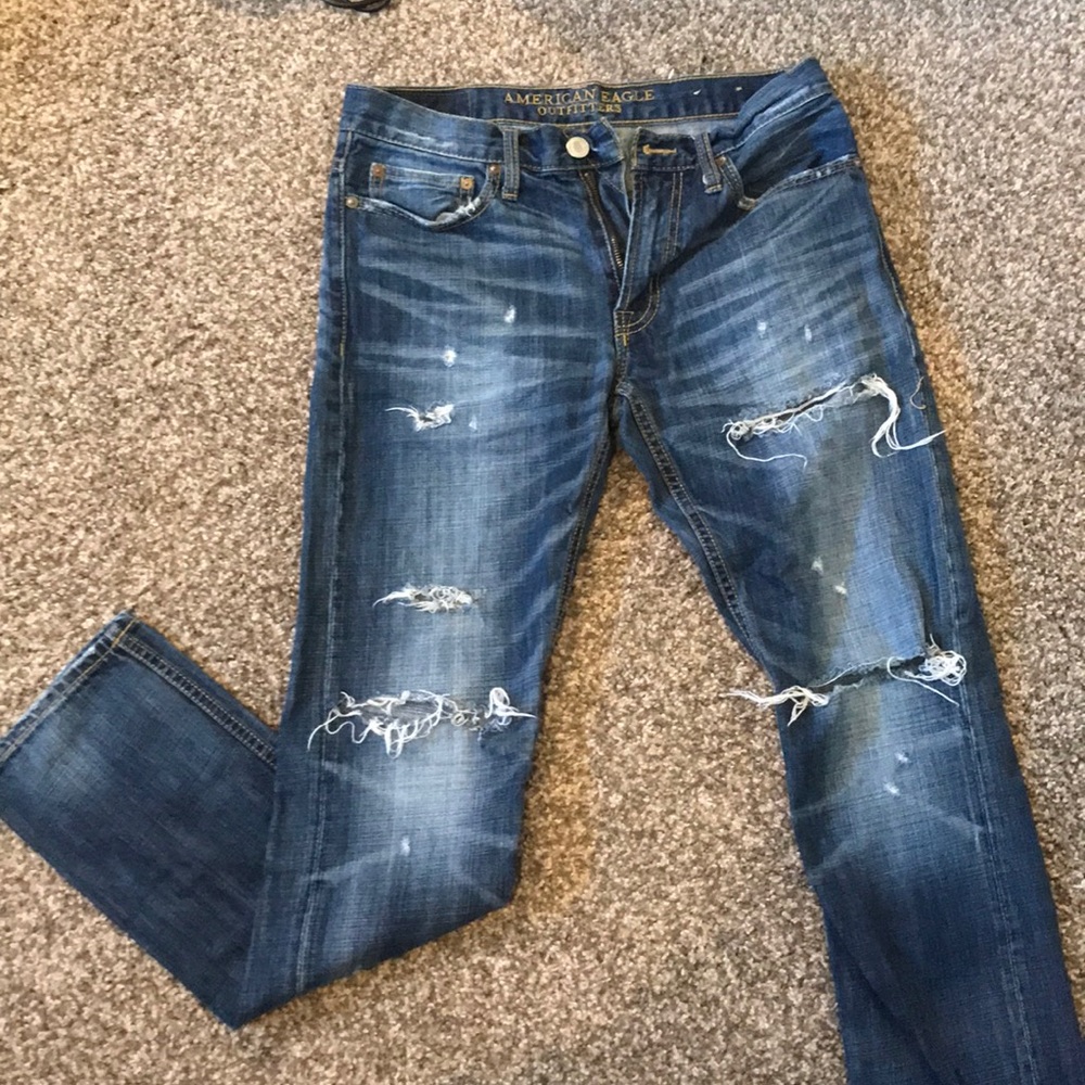 Ripped and whitewashed jeans. 100% cotton slim fit